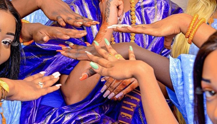 Dakar: le Hénné Time, une pratique cultuelle devenue « exhibitionnisme sexuel » chez les futures mariées
