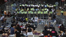 La police encadre les manifestants qui occupent les rues à Hong Kong le 30 septembre 2014. REUTERS/Carlos Barria