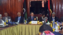 Meeting à Ghadames en Libye géré par le représentant de l'ONU Leon Bernardino (C) le 29 septembre 2014. REUTERS/Stringer