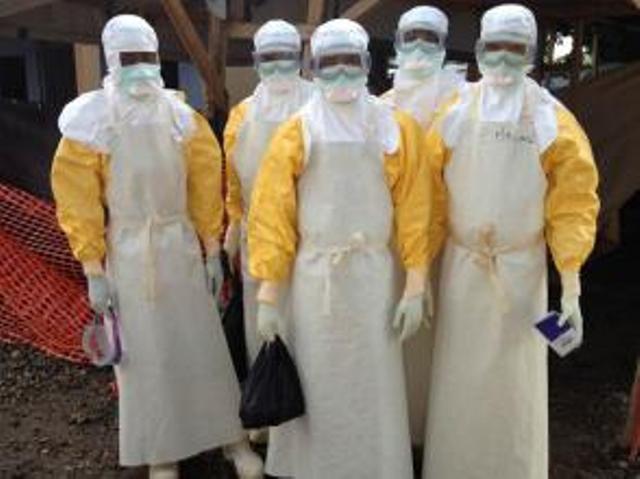 L’équipe du matin de médecins et infirmiers au CTE (Centre de traitement d’Ebola de Guéckédou). En raison de la chaleur sous cet équipement, le personnel ne peut rester que 45 minutes. RFI/ Olivier Rogez