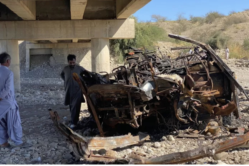 Drame au Pakistan: un accident de bus fait au moins 40 morts Drame au Pakistan: un accident de bus fait au moins 40 morts