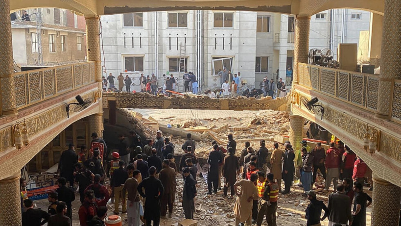 Pakistan: une explosion dans une mosquée à Peshawar fait de nombreuses victimes