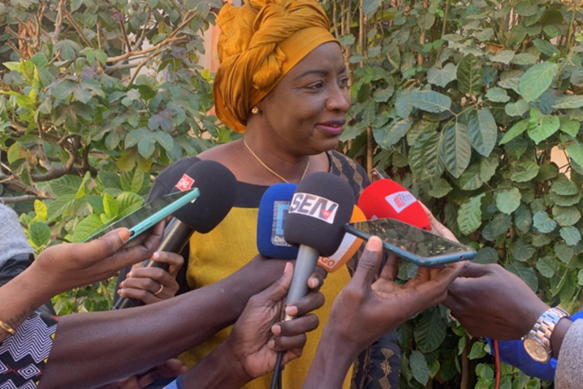 Contre le 3e mandat, Aminata Touré accélère la cadence en signant une pétition   