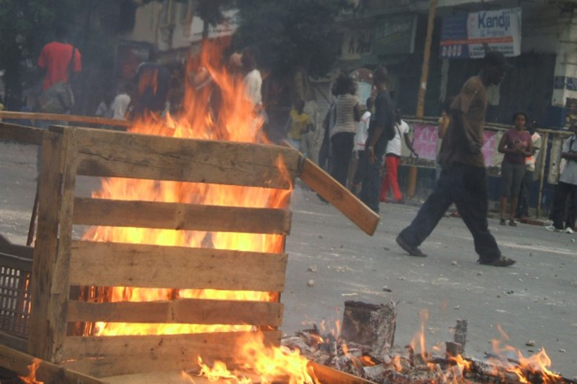 Des émeutes en cours à Yarakh: violents affrontements entre la police et des jeunes