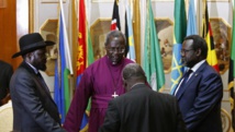 Le président Salva Kiir (g.) et le chef des rebelles Riek Machar (d.), le 9 mai 2014 à Addis-Abeba. REUTERS/Goran Tomasevic