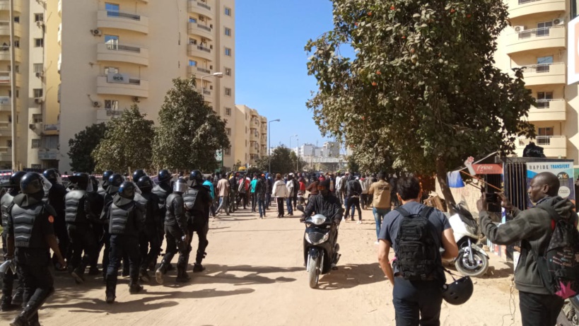 Les militants de Sonko arrivent en masse à Cité Keur Gorgui, la police les repousse Les militants de Sonko arrivent en masse à Cité Keur Gorgui, la police les repousse