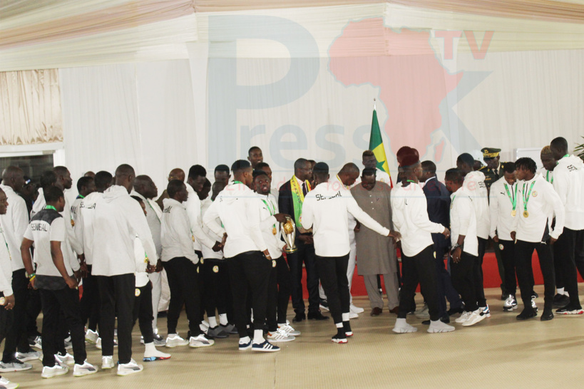 Les deux délégations CAN Beach soccer et CHAN reçus en audience par le Chef de l’Etat, Son Excellence Macky Sall ( Images ) Les deux délégations CAN Beach soccer et CHAN reçus en audience par le Chef de l’Etat, Son Excellence Macky Sall ( Images )