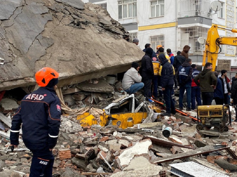 Un puissant séisme fait des centaines de morts en Turquie et en Syrie