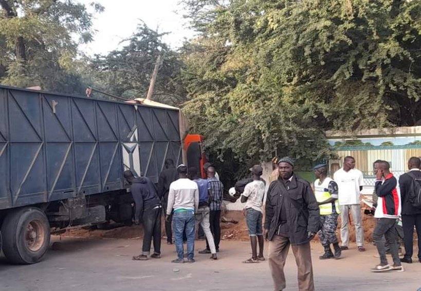Un camion finit sa course dans le mur du Parc zoologique à Hann Un camion finit sa course dans le mur du Parc zoologique à Hann