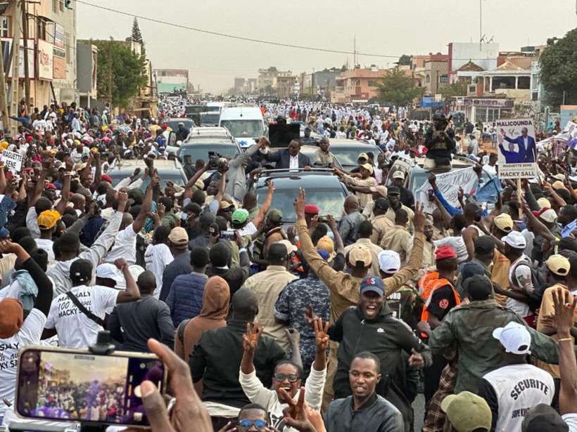 Conseil des ministres décentralisés : Macky Sall accueilli en grande pompe à Thiès Conseil des ministres décentralisés : Macky Sall accueilli en grande pompe à Thiès