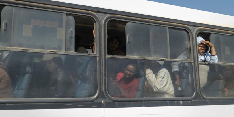 Afrique du Sud: vingt morts dans une collision entre un bus et un fourgon blindé Afrique du Sud: vingt morts dans une collision entre un bus et un fourgon blindé