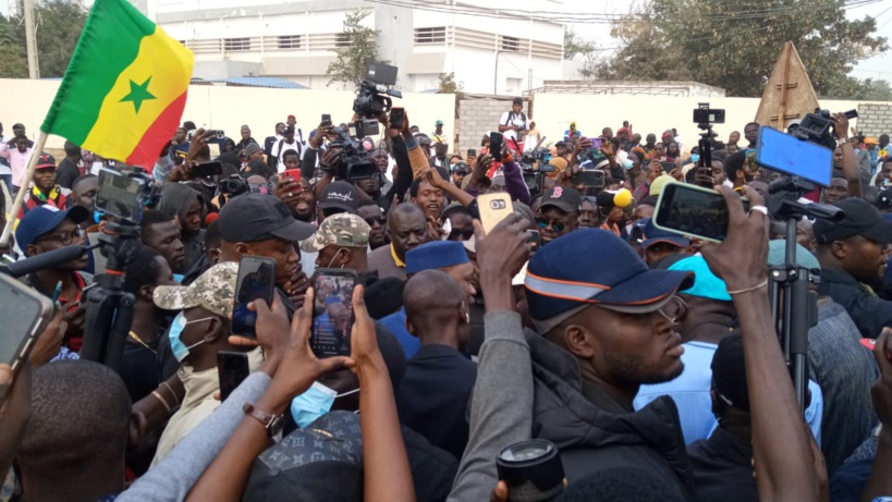 Sénégal: des centaines de personnes manifestent pour exiger la libération d'un rappeur et des "détenus politiques" Sénégal: des centaines de personnes manifestent pour exiger la libération d'un rappeur et des "détenus politiques"