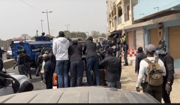 Soumbédioune, la voiture de Sonko encerclée par les forces de l'ordre: vers une arrestation ? Soumbédioune, la voiture de Sonko encerclée par les forces de l'ordre: vers une arrestation ?