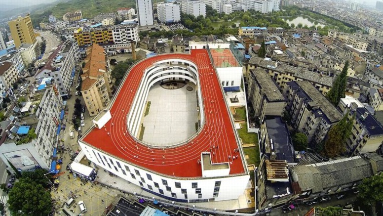 Une piste d'athlétisme sur le toit d'une école en Chine Une piste d'athlétisme sur le toit d'une école en Chine
