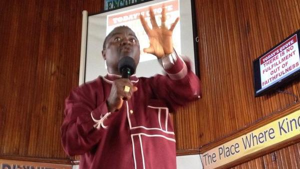 Le révérend Clarence Paye Junior prêche dans l'église pentecôtiste du quartier de Clara Town, à Monrovia. RFI/Sébastien Nemeth