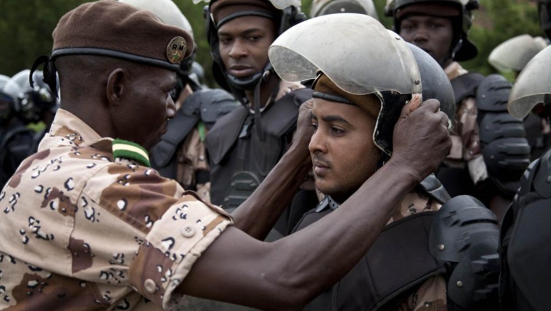 Les contingents sénégalais et nigérians de la police des Nations Unies font un exercice conjoint de maintien de l’ordre avec les forces de sécurité maliennes, à l’Ecole nationale de police à Bamako, le 6 août 2013.