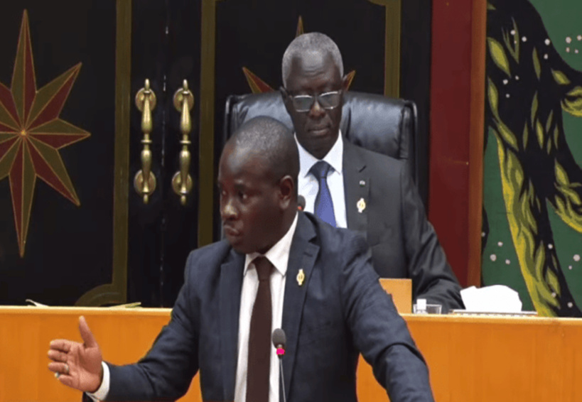 Le groupe parlementaire de YAW face à la presse, après l'interdiction de son rassemblement Le groupe parlementaire de YAW face à la presse, après l'interdiction de son rassemblement