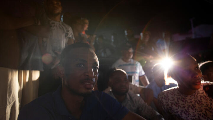 Elections au Nigeria: le vote se poursuit par endroits en raison de retards et problèmes techniques