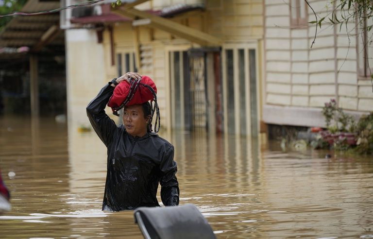 Malaisie: au moins quatre morts dans des inondations et des dizaines de milliers d'évacués