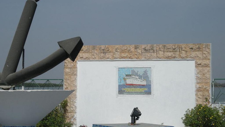 Monument commémorant le naufrage du Joola, à Ziguinchor au Sénégal, le 22 septembre 2002. Wikipedia