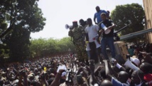 Le lieutenant-colonel Zida harangue la foule, le 31 octobre 2014 à Ouagadougou. REUTERS/Joe Penney Le lieutenant-colonel Zida harangue la foule, le 31 octobre 2014 à Ouagadougou. REUTERS/Joe Penney