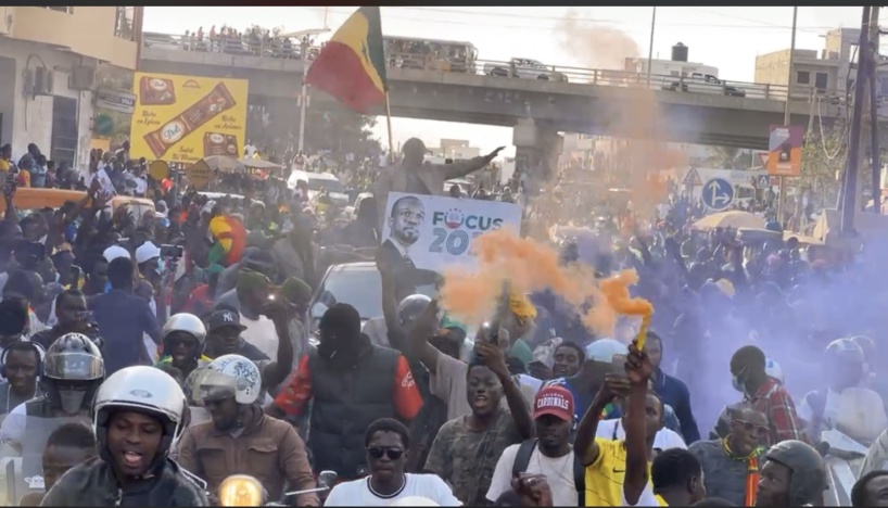 Ousmane Sonko entre aux Parcelles en compagnie de milliers de jeunes… le lieu du Mega meeting déjà bondé de monde