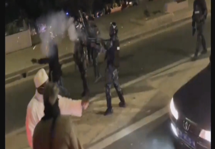 Le convoi de Ousmane Sonko bloqué et gazé à son retour à la Cité Keur Gorgui Le convoi de Ousmane Sonko bloqué et gazé à son retour à la Cité Keur Gorgui