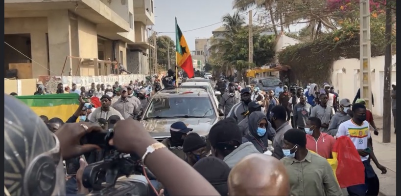 Procès Mame Niang : le convoi d’Ousmane Sonko en route vers le Tribunal Procès Mame Niang : le convoi d’Ousmane Sonko en route vers le Tribunal