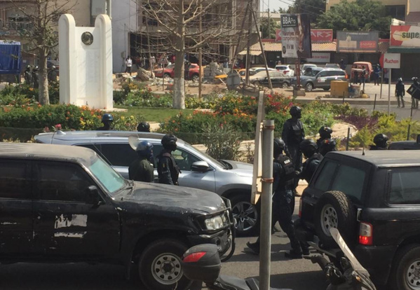 Rond point Mermoz : Ousmane Sonko refuse de passer par la corniche, des bombes à grenades lacrymogènes tirées Rond point Mermoz : Ousmane Sonko refuse de passer par la corniche, des bombes à grenades lacrymogènes tirées