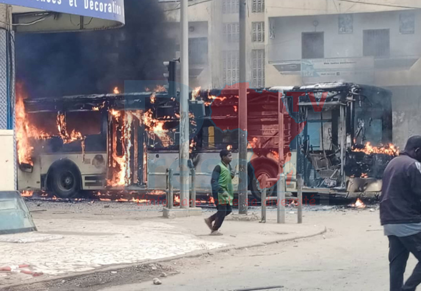 Sonko brutalisé par la police, les jeunes ripostent des bus brûlés, des heurts notés partout