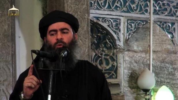 20minutes.fr/20minutes.fr - Image tirée d'une video de propagande diffusée le 5 juillet 2014 par al-Furqan Media, montrant le dirigeant du groupe Etat islamiste, Abou Bakr al-Baghdadi dans une mosquée