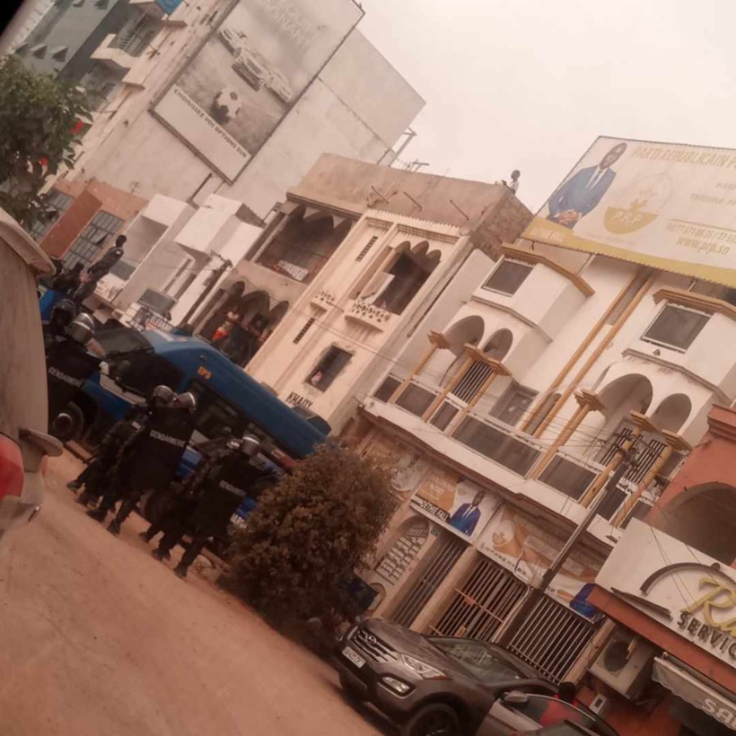 Conférence de presse de YAW: les Forces de l'ordre assiègent le siège du PRP Conférence de presse de YAW: les Forces de l'ordre assiègent le siège du PRP