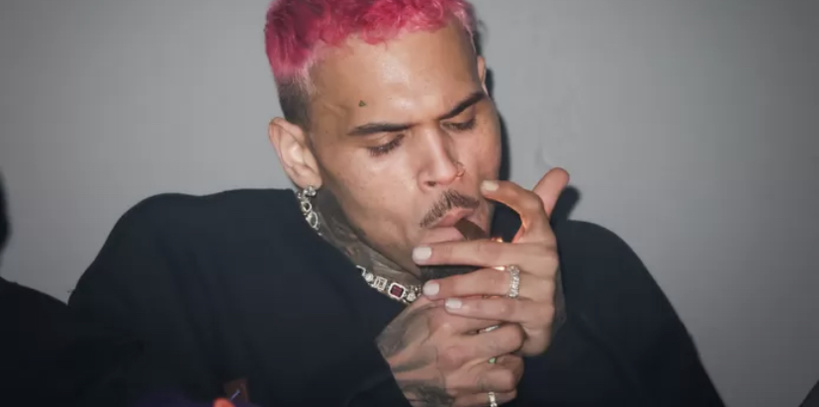 Chris Brown surpris en train de fumer en boîte à Bruxelles: un p-v pourrait lui être envoyé