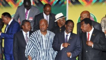 Les présidents du Niger Mahamadou Issoufou (g), du Togo Faure Gnassingbé, du Ghana John Dramani Mahama, de la Commission de la Cédéao Kadré Désiré Ouedraogo, et du Bénin Yayi Boni, lors du sommet de la Cédéao, à Accra, le 6 novembre 2014 AFP PHOTO / STRINGER