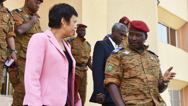 En marge de la réunion sur le processus de transition, le lieutenant-colonel Zida, nouvel homme fort du Burkina Faso a reçu Bisa Williams, sous-secrétaire d'Etat américaine en charge de l'Afrique, ce samedi 8 novembre à Ouagadougou. AFP/Issouf Sanogo