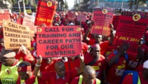 Des membres de la Numsa manifestent le 1 juillet 2014 dans les rues de Durban. REUTERS/Rogan Ward Des membres de la Numsa manifestent le 1 juillet 2014 dans les rues de Durban. REUTERS/Rogan Ward