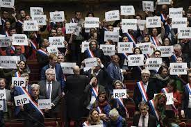 France: la réforme des retraites adoptée après le rejet des deux motions de censure