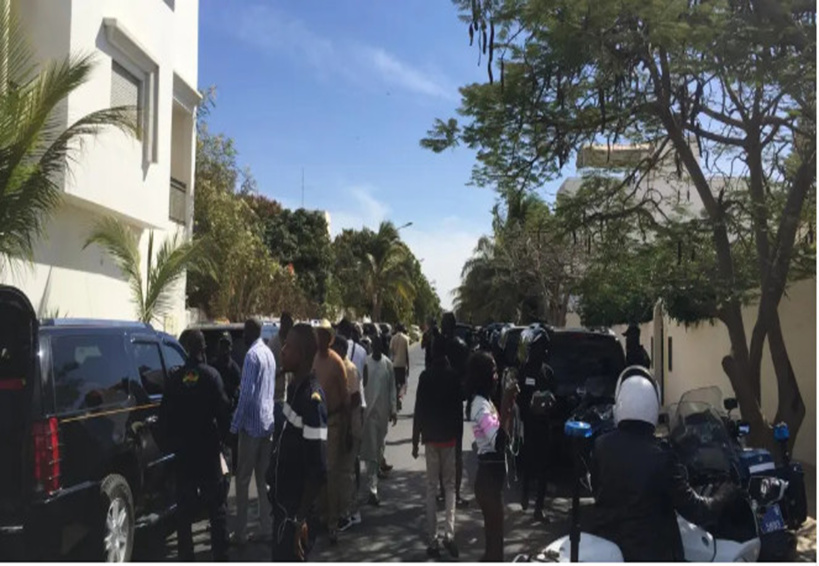 Dakar : l'identité du militant de l'Apr qui a voulu s'immoler devant le domicile de Macky Dakar : l'identité du militant de l'Apr qui a voulu s'immoler devant le domicile de Macky