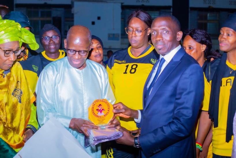 COUD: le doyen Abdoulaye Diaw honoré par les anciennes du DUC COUD: le doyen Abdoulaye Diaw honoré par les anciennes du DUC