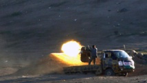 Des combattants kurdes affrontent les éléments du groupe Etat islamique dans l'ouest de Kobane, le 4 novembre 2014. REUTERS/Yannis Behrakis