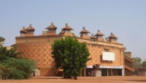 La maison du peuple, à Ouagadougou (Burkina Faso), où doit se tenir la cérémonie de signature de la charte de la transition. Wikipedia