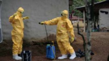Des travailleurs d'un centre de traitement contre Ebola Des travailleurs d'un centre de traitement contre Ebola