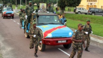 Des soldats FARDC escortent le cercueil du colonel Mamadou Ndala pour son inhumation à Kinshasa, le 6 janvier. AFP PHOTO/KOKOLO