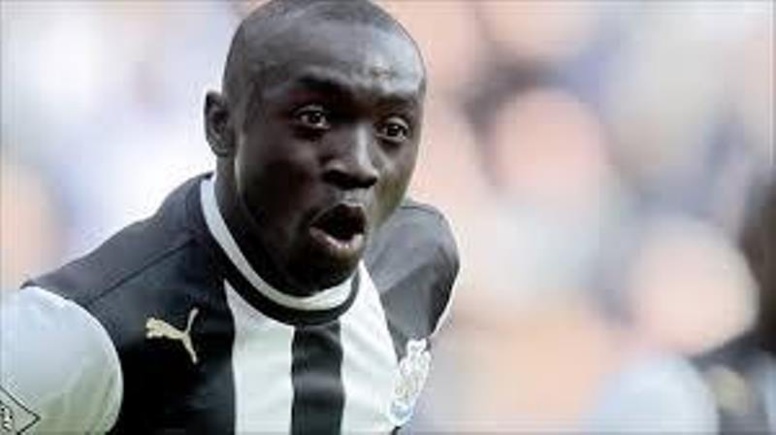 CAN 2015 : Papiss Demba Cissé fête la qualification avec des bourses CAN 2015 : Papiss Demba Cissé fête la qualification avec des bourses