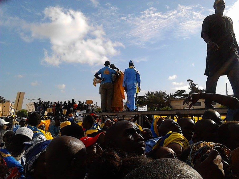 Meeting Direct: bousculade monstre des militants, Wade en route Meeting Direct: bousculade monstre des militants, Wade en route