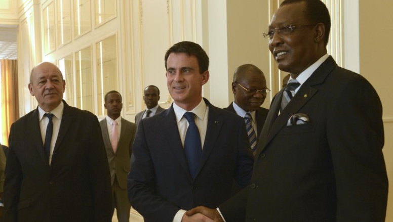 Le Premier ministre français Manuel Valls (c.) serrant la main au président tchadien Idriss Déby, le 22 novembre à Ndjamena au Tchad. AFP PHOTO / MIGUEL MEDINA