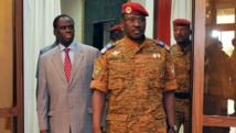 Michel Kafando le président par intérim du Burkina Faso (G) et le lieutenant colonel Isaac Zida (D), au Palais présidentiel, à Ouagadougou, le 19/11/14. AFP/ Sia KAMBOU