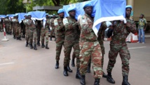 A Bamako, le 7 octobre, les cercueils -recouverts du drapeau de l’ONU- de 9 casques bleus nigériens sont portés par leurs collègues de la Minusma. AFP/Habibou Kouyaté
