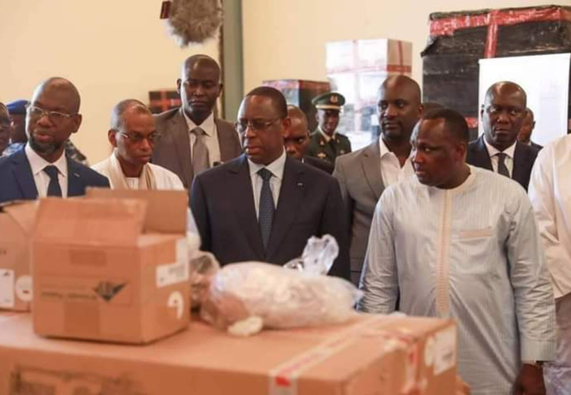 Macky Sall réceptionne des équipements scientifiques pour 130 laboratoires pédagogiques Macky Sall réceptionne des équipements scientifiques pour 130 laboratoires pédagogiques