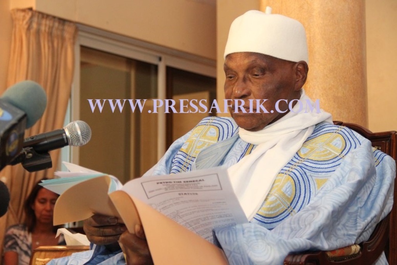 Wade déclare la guerre à Macky et exhibe les actes de création, de versement, décrets et permis Wade déclare la guerre à Macky et exhibe les actes de création, de versement, décrets et permis